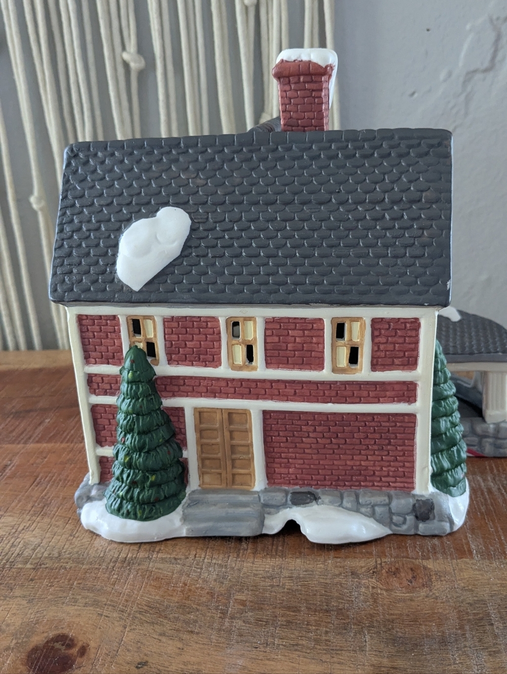 Dickens Collectables Porcelain Lighted House - The Inn - Christmas Village - Picture 5 of 8